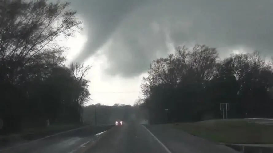 强风暴周末冲击中西部 造成至少一死数万户断电