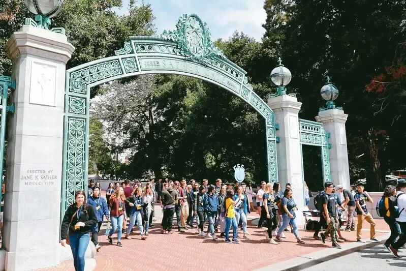 中间家庭收入窘境 子女念大学难负担