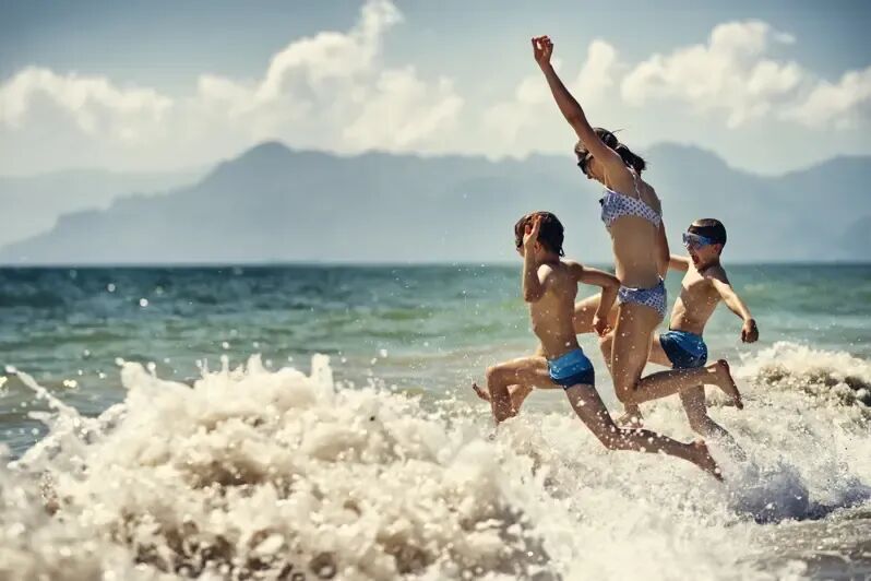 高薪还能到处玩 年轻人疯抢这工作